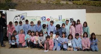 Escolars visitant la deixalelria mòbil
