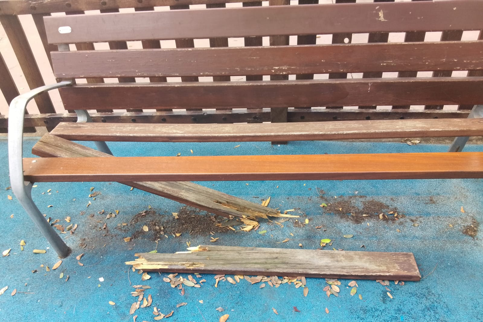 banc trencat avinguda toni sors