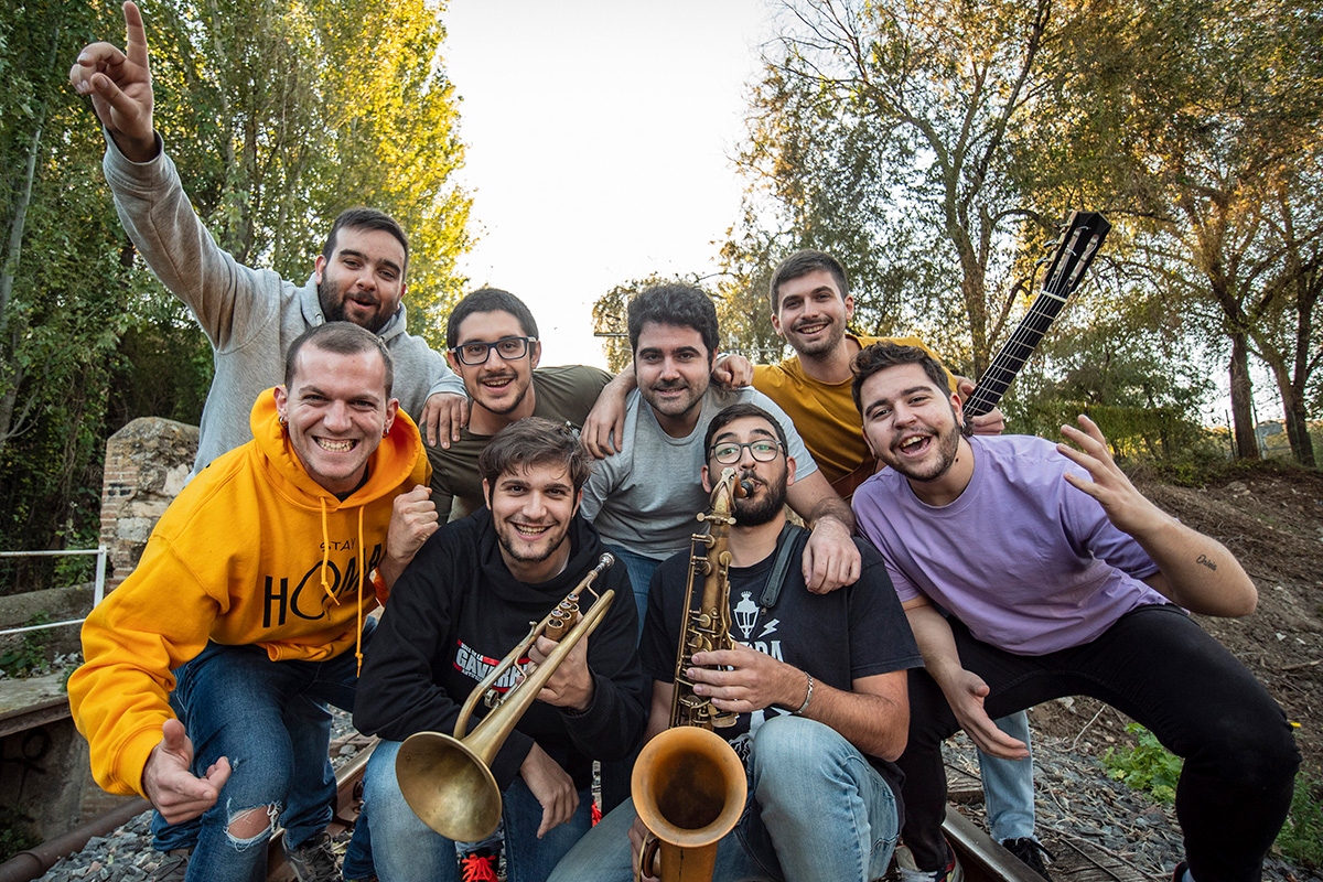 M�sics de Carrer - Tribut a Txarango