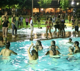 Imatge nocturna de la piscina municipal